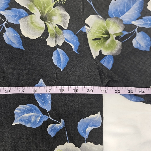Tommy Bahama Small 100% Silk  Floral Pattern button-up shirt - Picture 7 of 10